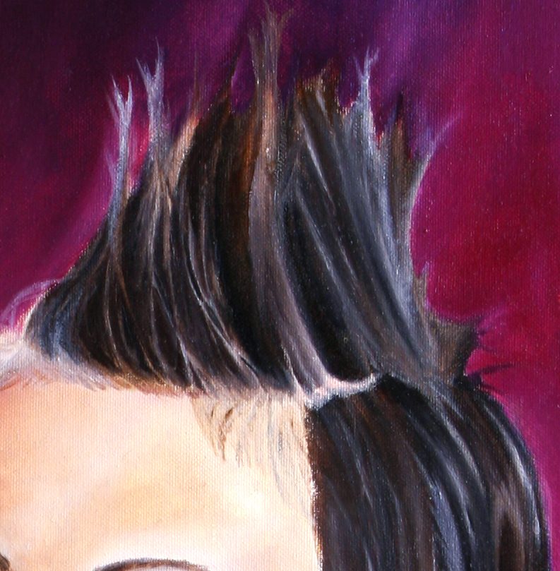 Dettaglio: i capelli a punta sul fondo viola
