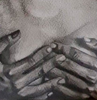 Dettaglio: le mani incrociate sul petto
