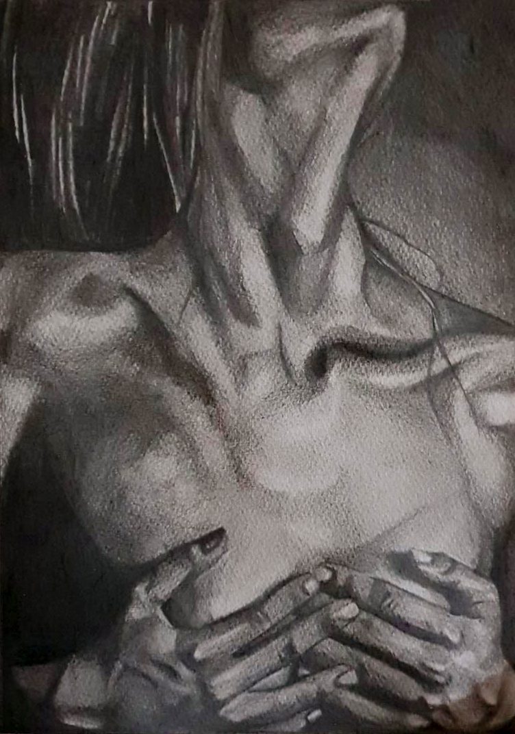 Disegno a grafite di un busto femminile con le mani incrociate sul petto
