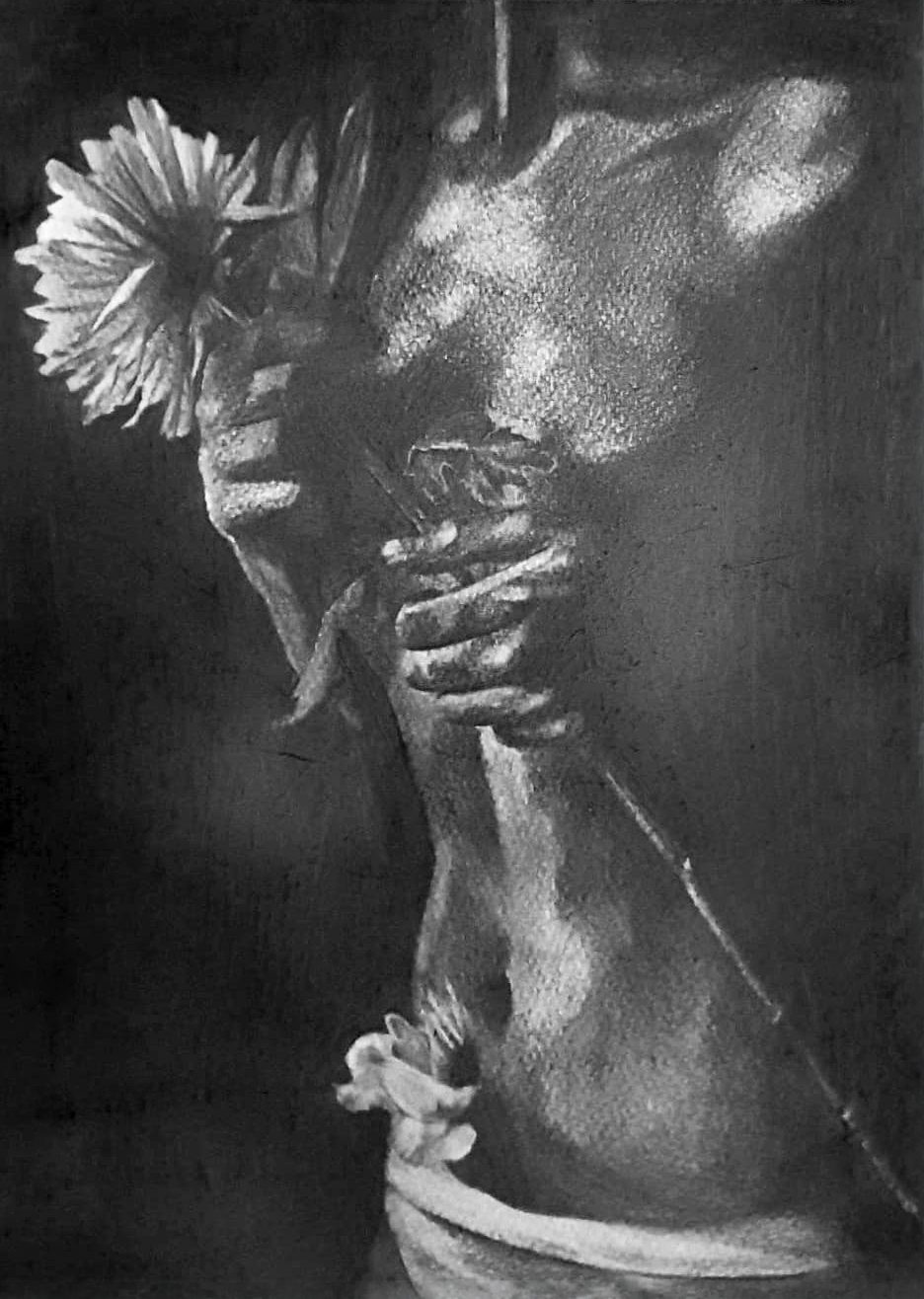 Disegno a grafite di una figura che stringe un fiore al petto, su fondo scuro