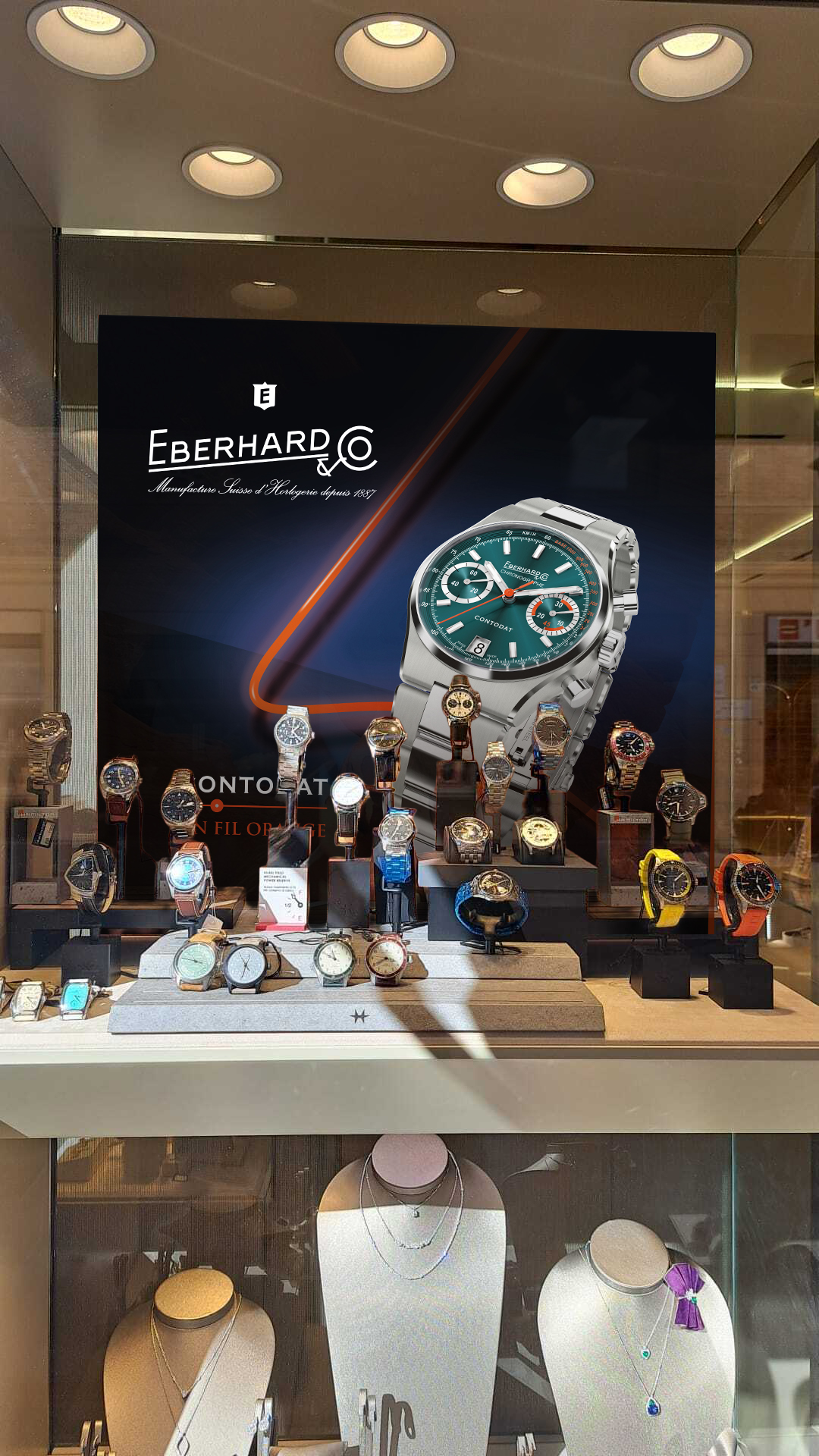 Pannello Eberhard & Co. installato nella vetrina Tamburini, con logo e cronografo Contodat